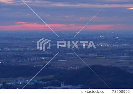 黎明前的關東平原和山頂附近的天空樹。 黎明前的關東平原和山頂附近的天空樹。 78308903