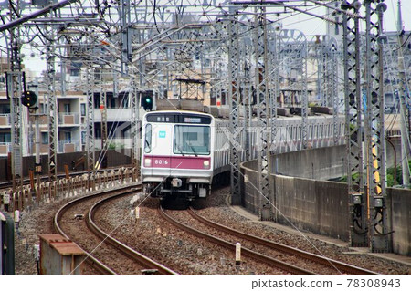 Subway Hanzomon Line 8000 series that runs on the longest double track of private railways 78308943