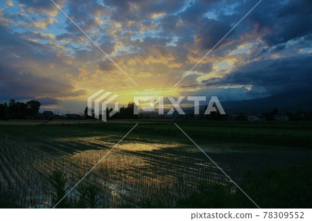 The sky and sunrise in the countryside 78309552