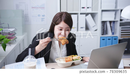 woman eat lunch and work woman eat lunch and work 78309635