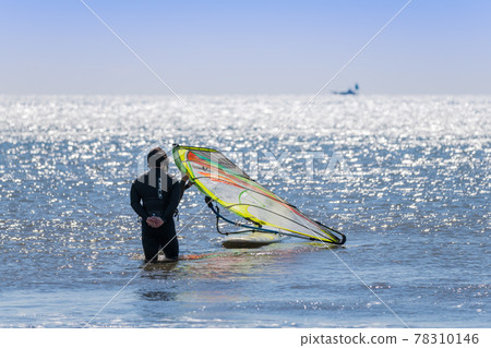 [Preparing for windsurfing in the spring storm with white waves] 78310146