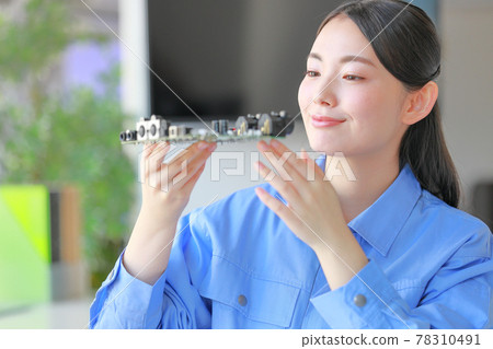 Engineer who visually checks the board at a high position 78310491