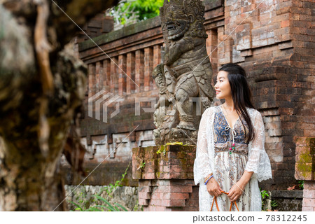 一位女士在巴厘島觀光 一位女士在巴厘島觀光 78312245