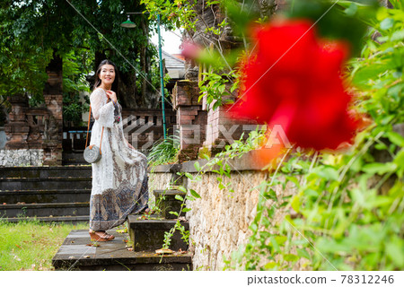 一位女士在巴厘島觀光 78312246