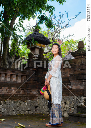 一位女士在巴厘島觀光 一位女士在巴厘島觀光 78312254