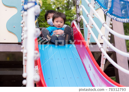 孩子們在公園的滑梯上玩耍 孩子們在公園的滑梯上玩耍 78312793