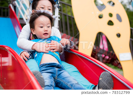 孩子們在公園的滑梯上玩耍 孩子們在公園的滑梯上玩耍 78312799