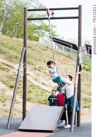 孩子和母親戴著面具在公園裡玩耍的家庭 孩子和母親戴著面具在公園裡玩耍的家庭 78312811