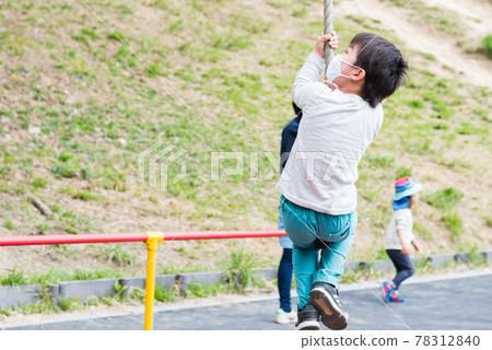孩子們戴著口罩在公園玩耍 孩子們戴著口罩在公園玩耍 78312840