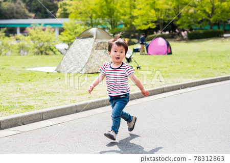 孩子們在公園裡玩 孩子們在公園裡玩 78312863