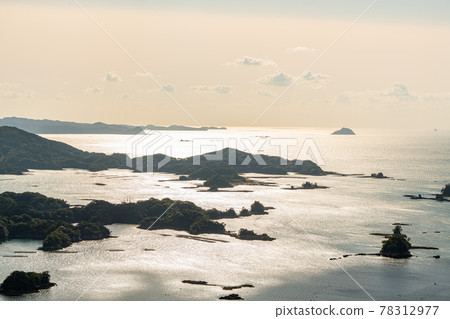 長崎縣佐世保市九十九島八景 從石岳展望台看夕陽染紅的九十九島 長崎縣佐世保市九十九島八景 從石岳展望台看夕陽染紅的九十九島 78312977