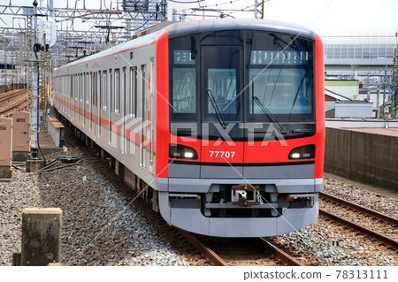 日比谷線直達列車70000系列，在私營鐵路最長的複線段上行駛 78313111
