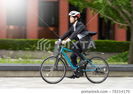 一個騎自行車上下班的商人 78314170