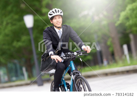 一個騎自行車上下班的商人 78314182