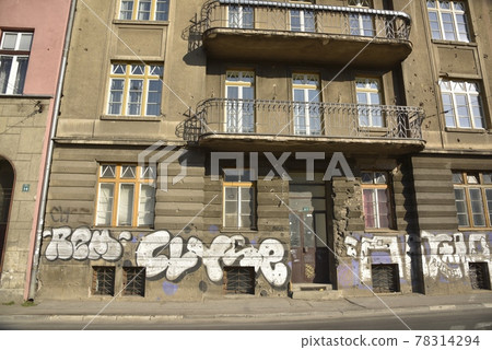 陽光透過城城的大型建築照射進來，形成光影。 78314294