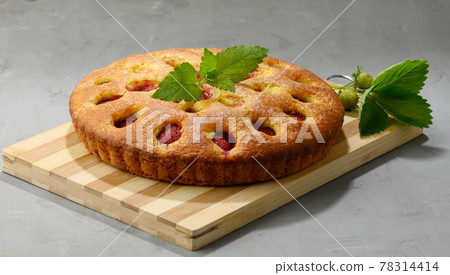 round sponge cake with strawberries on wooden board round sponge cake with strawberries on wooden board 78314414