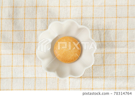 Fried egg-like cookies Fried egg-like cookies 78314764