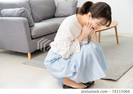 一個稱重而驚訝的女人 78315066