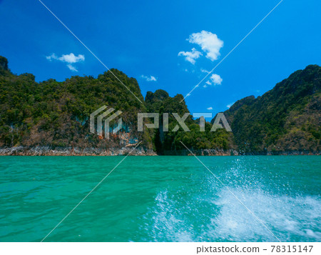 Lake surrounded by rocky mountains and water droplets on the surface of the water (Lake Chaolan, Khao Sok National Park, Surat Thani Province, Kingdom of Thailand) 78315147