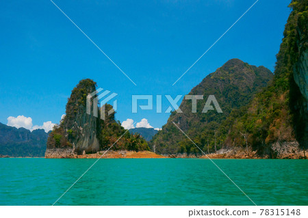 Lake surrounded by rocky mountains (Lake Chaolan, Khao Sok National Park, Surat Thani Province, Kingdom of Thailand) 78315148