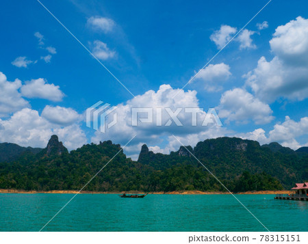 Lakes with water cottages (Lake Chaolan, Khao Sok National Park, Surat Thani Province, Kingdom of Thailand) 78315151