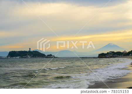Evening view of Enoshima and Mt. Fuji in Kanagawa Prefecture Evening view of Enoshima and Mt. Fuji in Kanagawa Prefecture 78315153