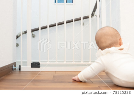 嬰兒門前的嬰兒 78315228