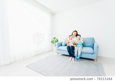 在家和孩子玩耍的年輕家庭主婦 78315268