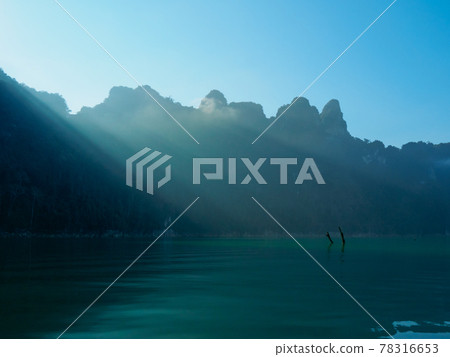 Lake Chaolan in the early morning in the sunlight (Khao Sok, Surat Thani Province, Kingdom of Thailand) 78316653