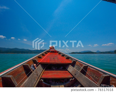 乘小船遊覽湖泊（泰王國素叻他尼府考索國家公園） 78317018