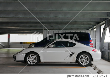 一輛白色跑車在停車場的形象 一輛白色跑車在停車場的形象 78317571