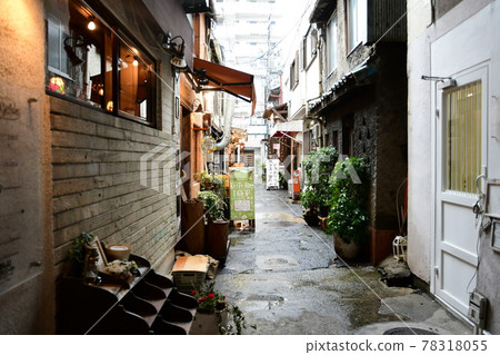 The back street of Osu that gets wet in the rain 78318055