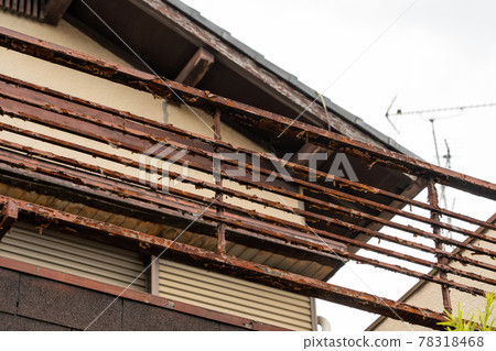 Rusted iron veranda of an old folk house 78318468