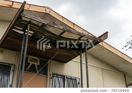 Empty house without a roof Empty house without a roof 78318469