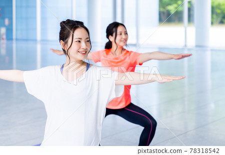 在健身房做瑜伽的年輕女人 在健身房做瑜伽的年輕女人 78318542