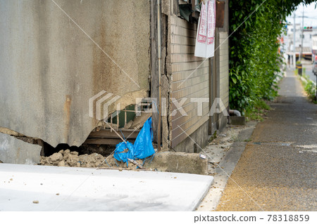 地基因老化而被腐蝕的房子 78318859