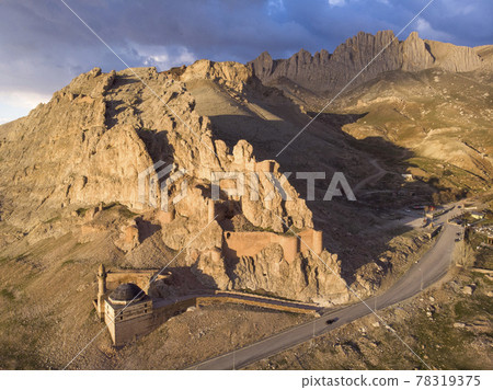 Aerial view of the ruins of the Dogubayazit castle, built on the mountain near Eski Bayezid Cami and the Ishak Pasha Palace. Eastern Turkey Aerial view of the ruins of the Dogubayazit castle, built on the mountain near Eski Bayezid Cami and the Ishak Pasha Palace. Eastern Turkey 78319375
