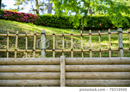 Log retaining wall and low bamboo fence 78319998