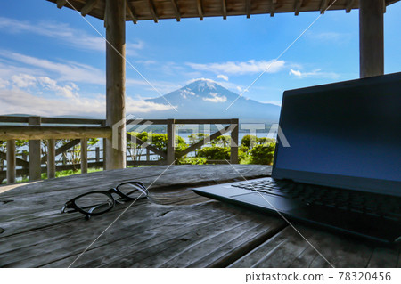 Worcation image on the shore of a lake where you can see Mt. Fuji 78320456