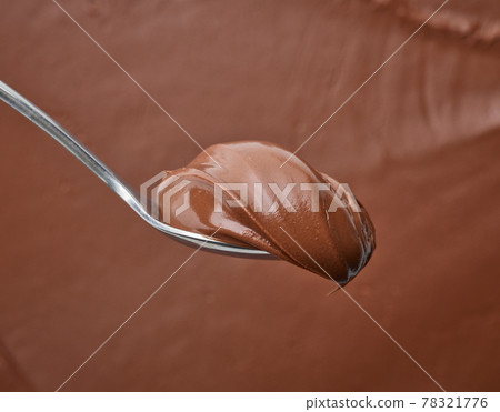 spoon of chocolate hazelnut cream 78321776