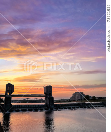 從河床看到的多摩川上倒映的夕陽景色 78321933