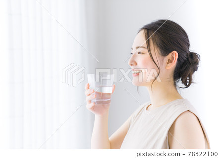 有礦泉水的一個少婦 78322100