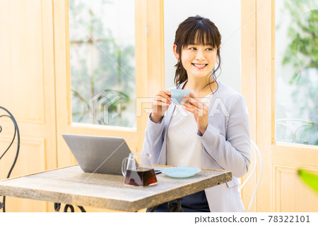 Young woman teleworking in a cafe Young woman teleworking in a cafe 78322101