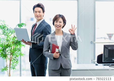 Business person working in the office 78322113