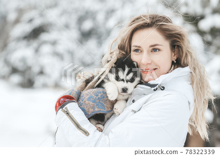 Girl playing with siberian husky in winter forest and park Girl playing with siberian husky in winter forest and park 78322339