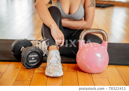 Asian sports woman in the gym, athletes training, workout lifting weight, plank and push up. tattoo Asian sports woman in the gym, athletes training, workout lifting weight, plank and push up. tattoo 78322411