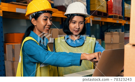 Female warehouse worker working at the storehouse Female warehouse worker working at the storehouse 78323243