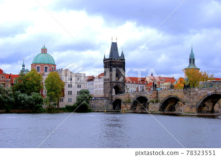捷克共和國首都布拉格伏爾塔瓦河上的查理大橋 78323551