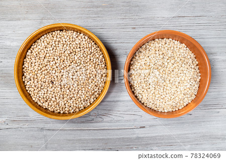 whole and polished sorghum seeds in bowls 78324069