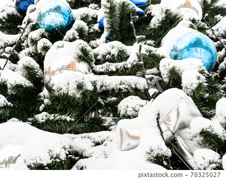 decorated snow-covered Christmas tree close up decorated snow-covered Christmas tree close up 78325027